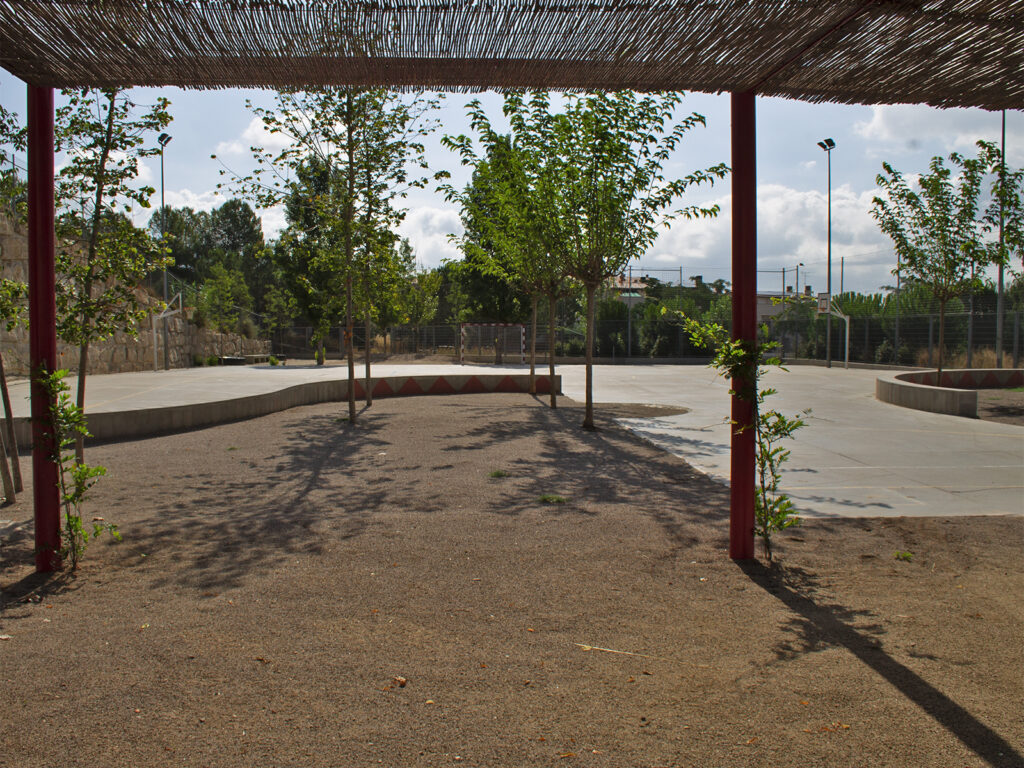 Transformant espais: d’una pista esportiva a un espai polivalent amb natura