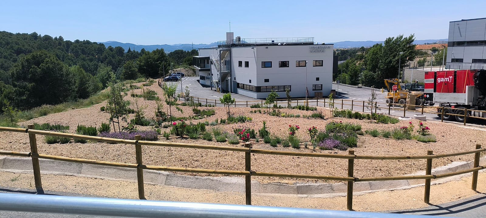 Versàtil Green enjardina l’exterior de la nova fàbrica de Fragrance Science a Castellolí